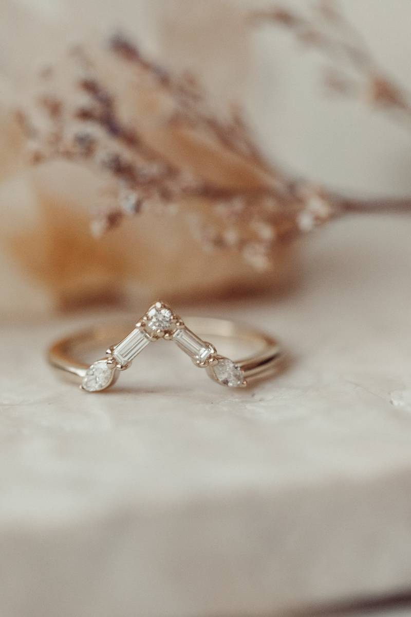 Moissanite V Promise Band 10K Gelbgold Multi Stein Ring von MinimalisticCharms
