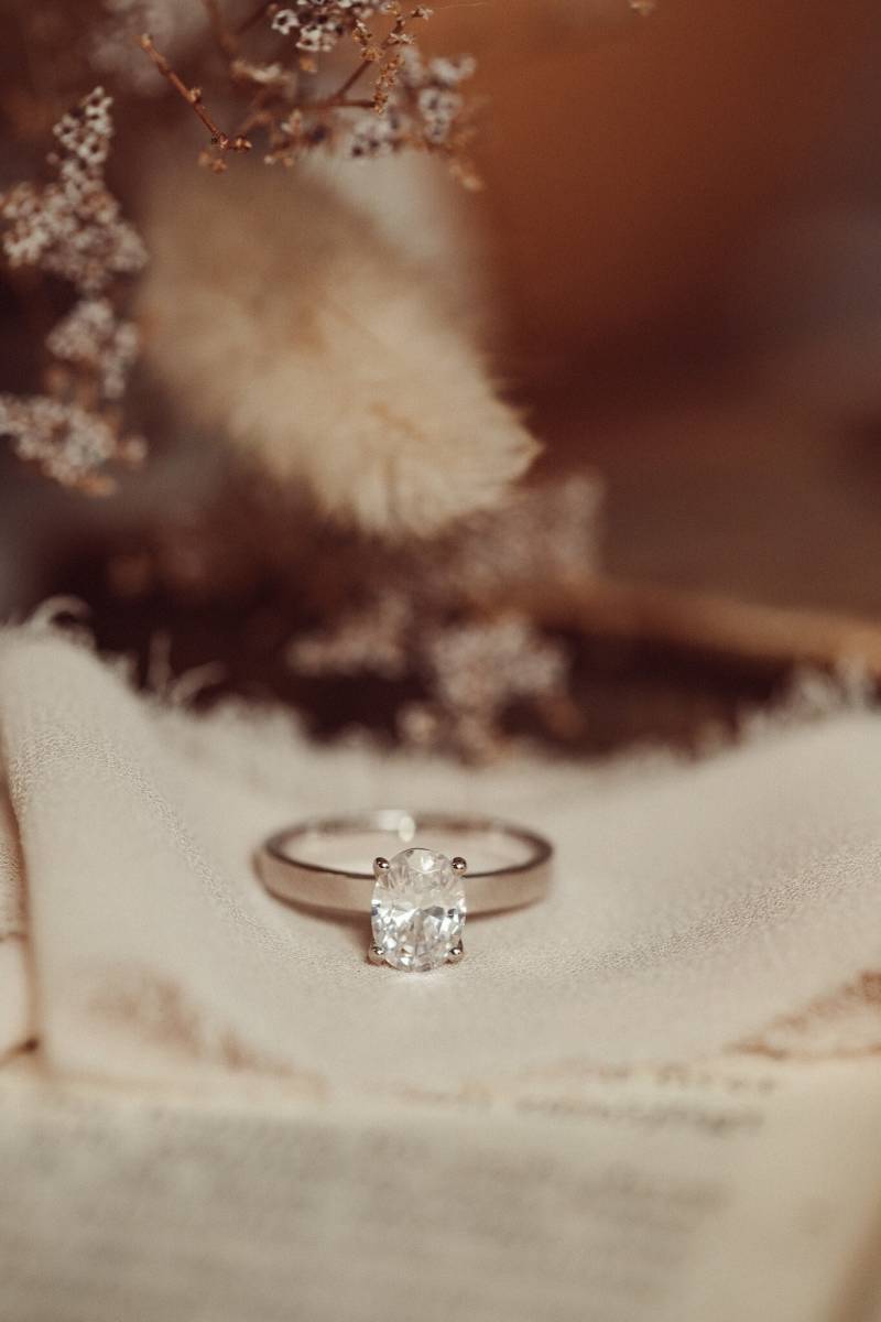 Oval Moissanit 585 Goldring Dicker Band Statement Ring von MinimalisticCharms