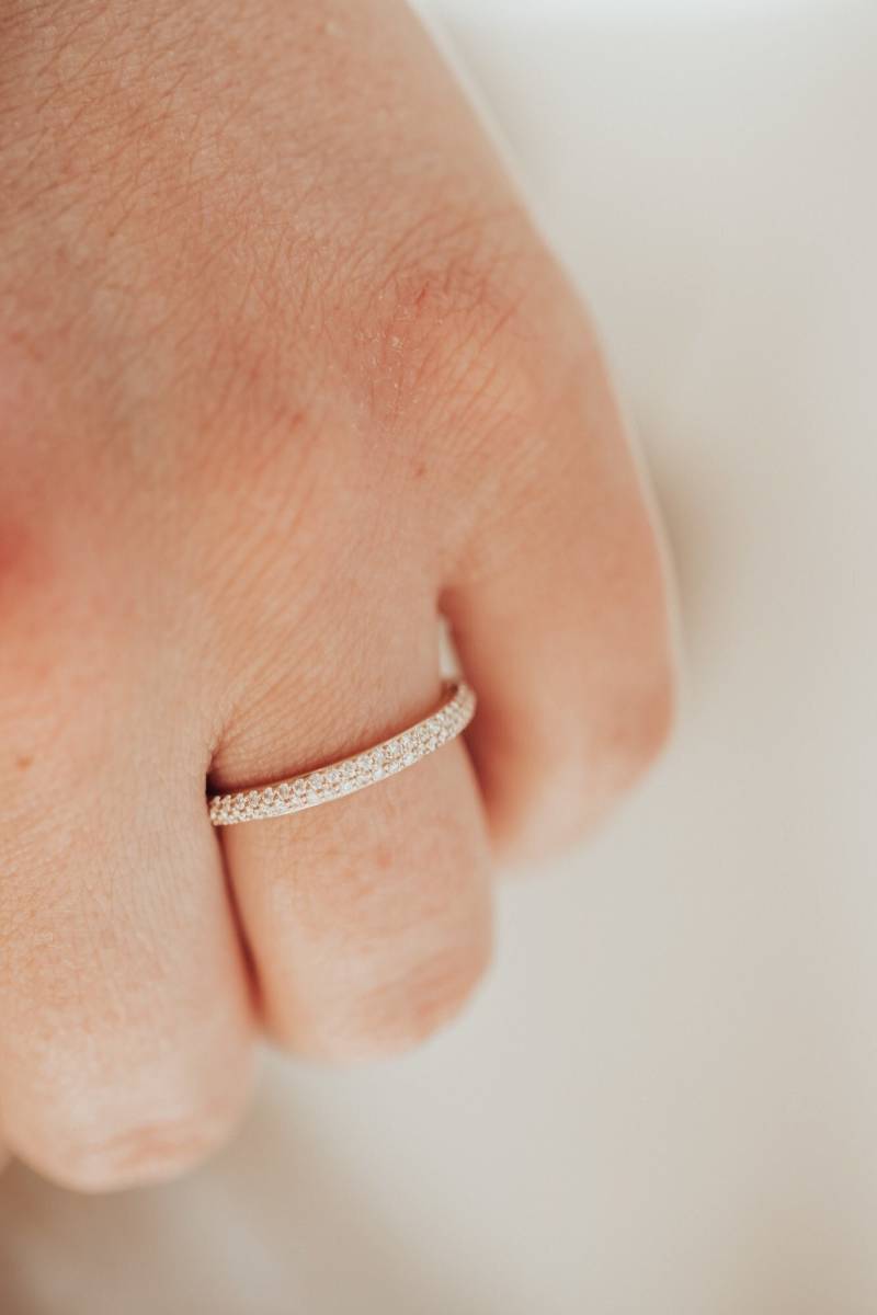 Runde Moissanite Voll Eternity Band Prong Set Hochzeit Versprechen Ring von MinimalisticCharms