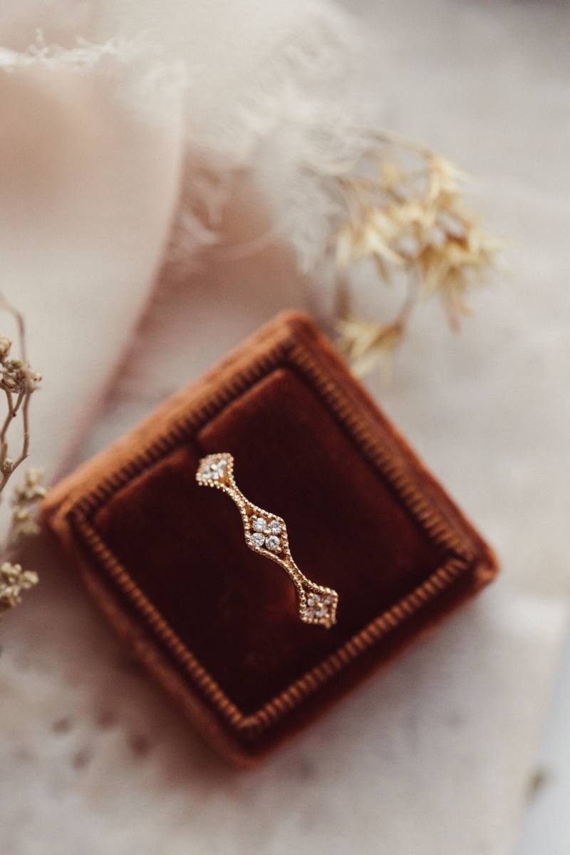 Moissanit Ehering 14K Gold Milgrain Art Deco Eternity Ring von MinimalisticCharms