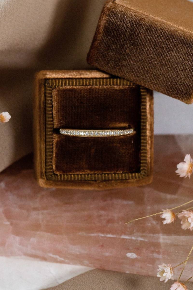 Runder Schnitt Farblose Moissanite Matching Band/Volle Ewigkeit Solid Gold Hochzeit Versprechen Geschenk Für Frau von MinimalisticCharms