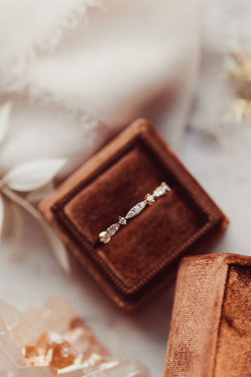Moissanit Ehering Zierlicher Goldring von MinimalisticCharms