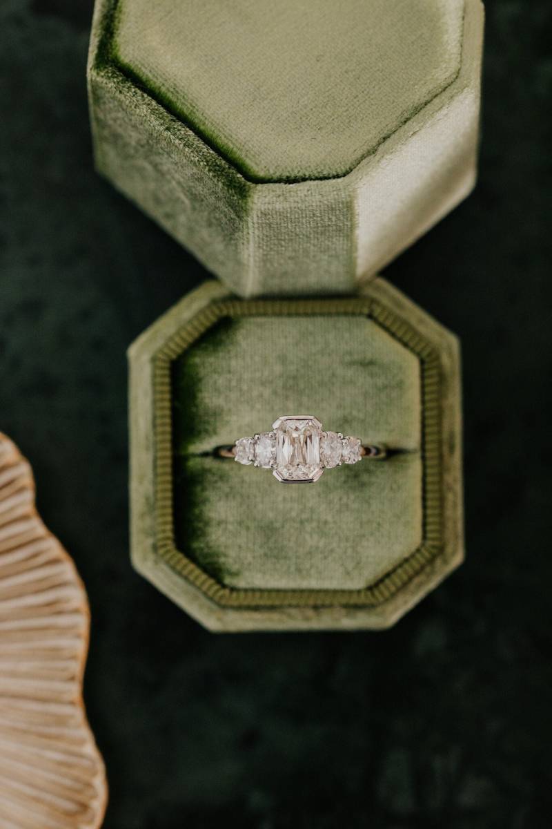 Moissanite 14K Gold Jubiläumsring Im Smaragdschliff Fünfstein-Verlobung von MinimalisticCharms