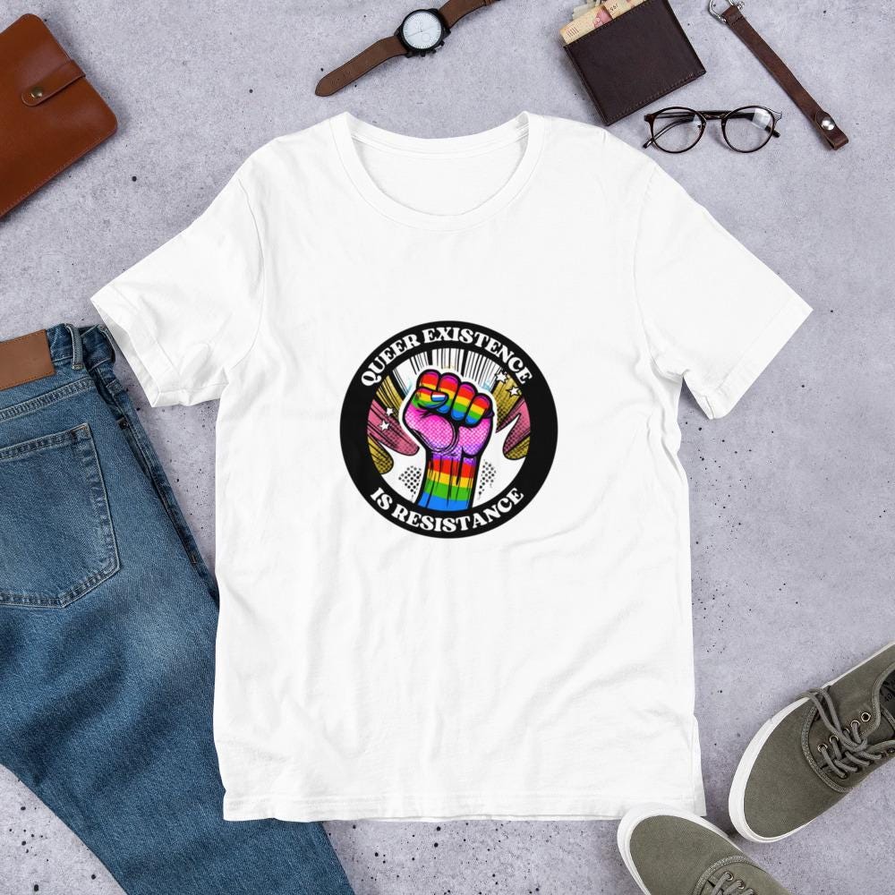Queer Existence Is Resistance - Retro Comic Unisex T-Shirt Lgbtqia+ Pride Shirt Für Empowerment Und Gleichberechtigung Queer Existence Is Resistance - Retro Comic Unisex T-Shirt Lgbtqia+ Pride Shirt Für Empowerment Und Gleichberechtigung von Minimalkasten