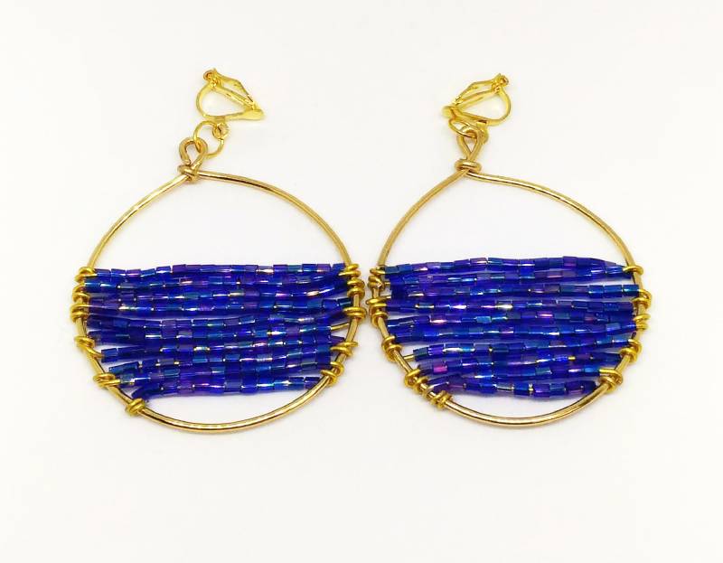 Handgemachte Gold Messing Hoop Ohrringe, Blaue Perlen Ohrclips von Minimice29