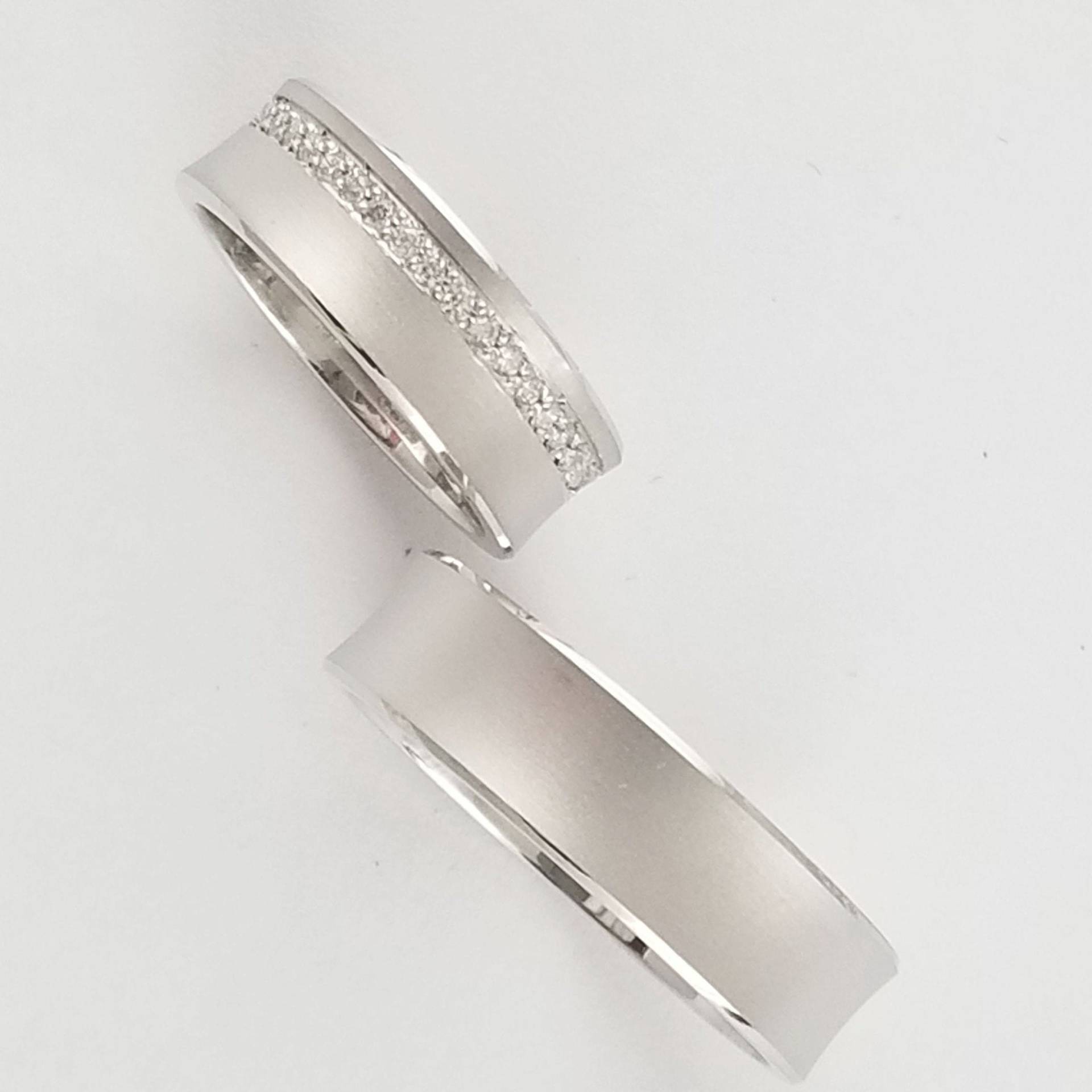Eheringe Für Sie Und Ihn. 925 Massiv Sterling Silber. Verlobung. Komfort Passform. 6 Mm Cz Matching Paar Set. Hergestellt in Den Usa. #240&241 Eheringe Für Sie Und Ihn. 925 Massiv Sterling Silber. Verlobung. Komfort Passform. 6 Mm Cz Matching Paar Set. Hergestellt in Den Usa. #240&241 von MiniqueJewelry