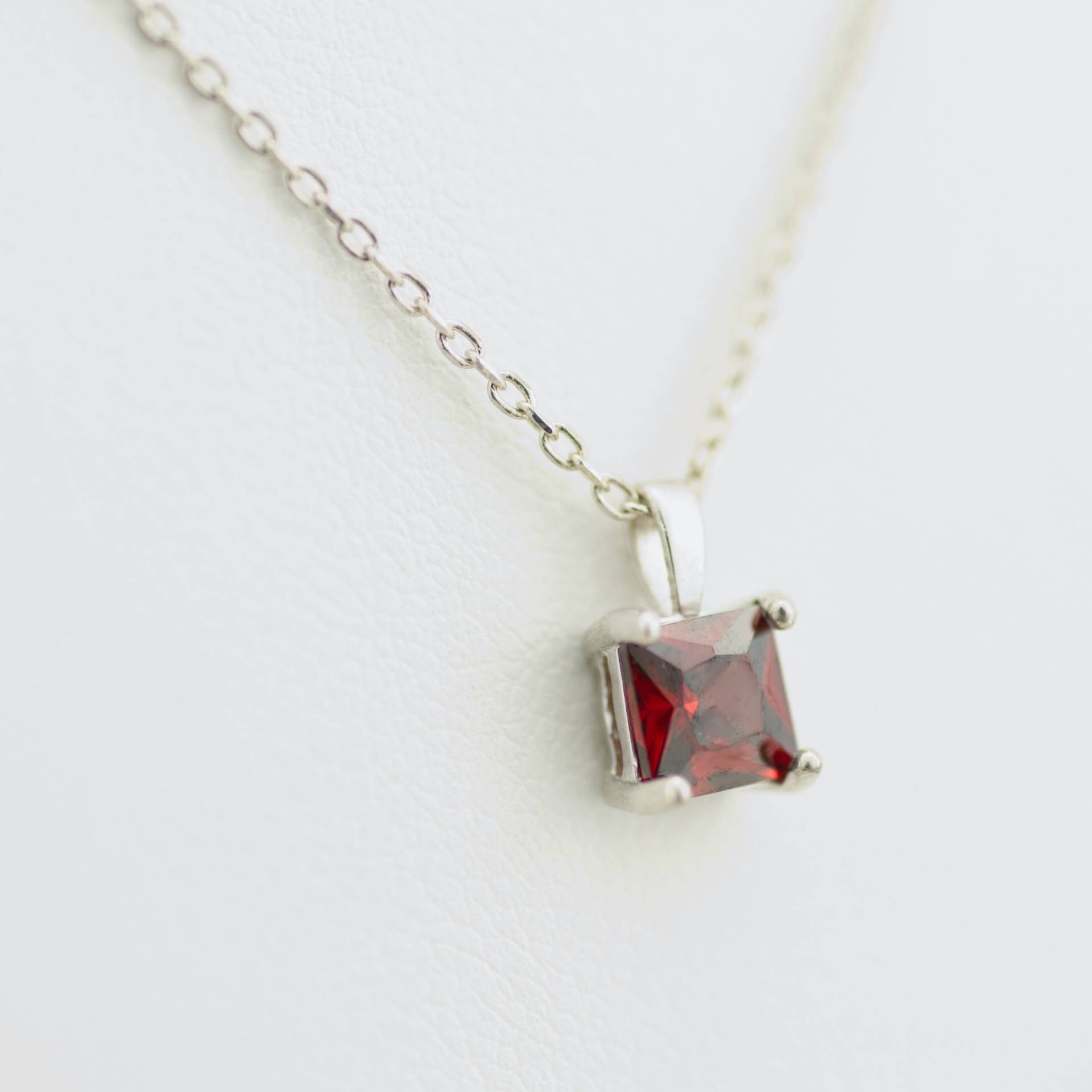 Granat Tiefrote Farbe Cz Halskette, Januar Birthstone Schmuck, Square Princess Cut Gem, 925 Sterling Silber, Solitaire Anhänger Weihnachten Granat Tiefrote Farbe Cz Halskette, Januar Birthstone Schmuck, Square Princess Cut Gem, 925 Sterling Silber, Solitaire Anhänger Weihnachten von MiniqueJewelry