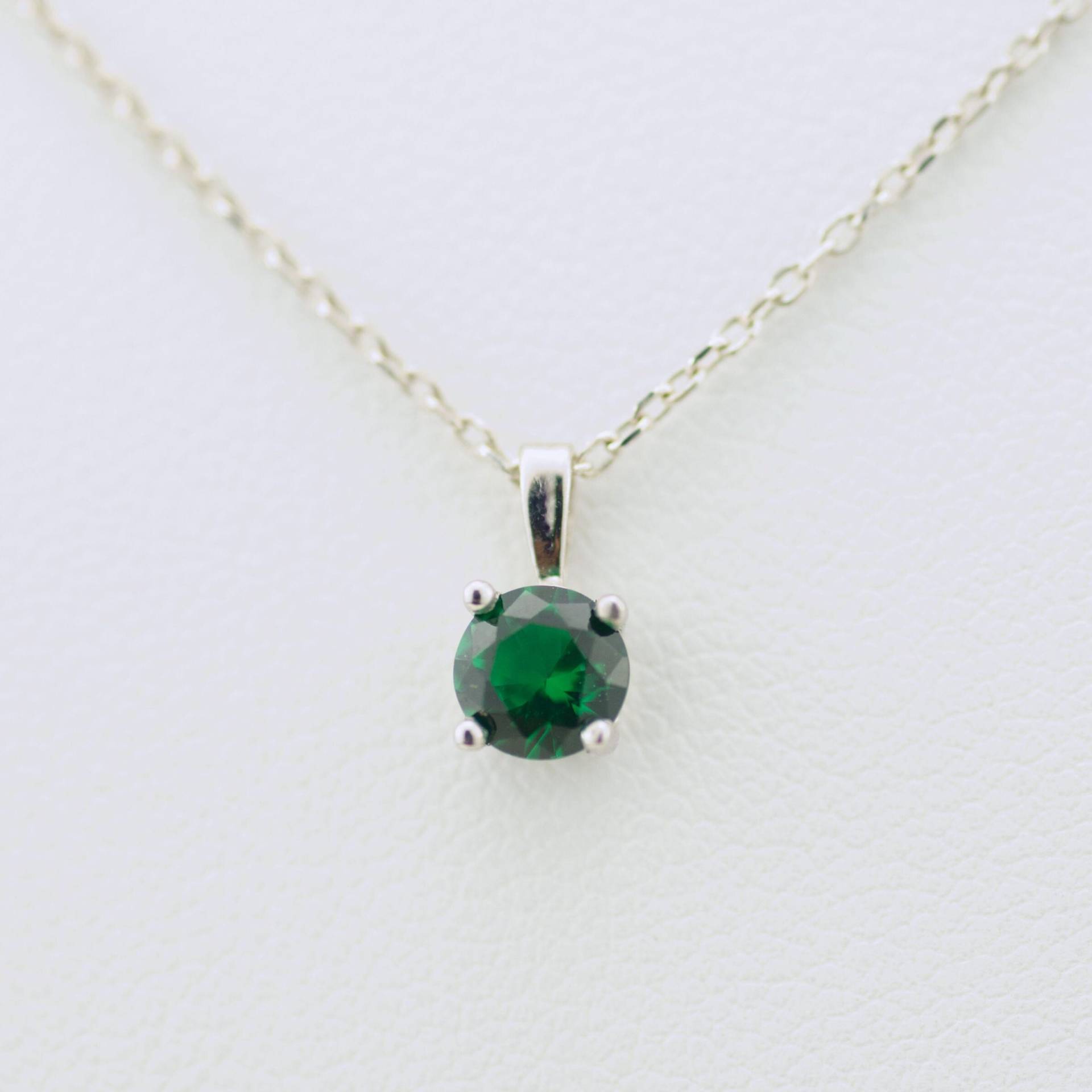 Grüne Smaragd Farbe Cz Halskette, Mai Birthstone Schmuck, Rundschliff Edelstein, 925 Sterling Silber, Geburtstag, Weihnachtsgeschenk, Solitär Grüne Smaragd Farbe Cz Halskette, Mai Birthstone Schmuck, Rundschliff Edelstein, 925 Sterling Silber, Geburtstag, Weihnachtsgeschenk, Solitär von MiniqueJewelry
