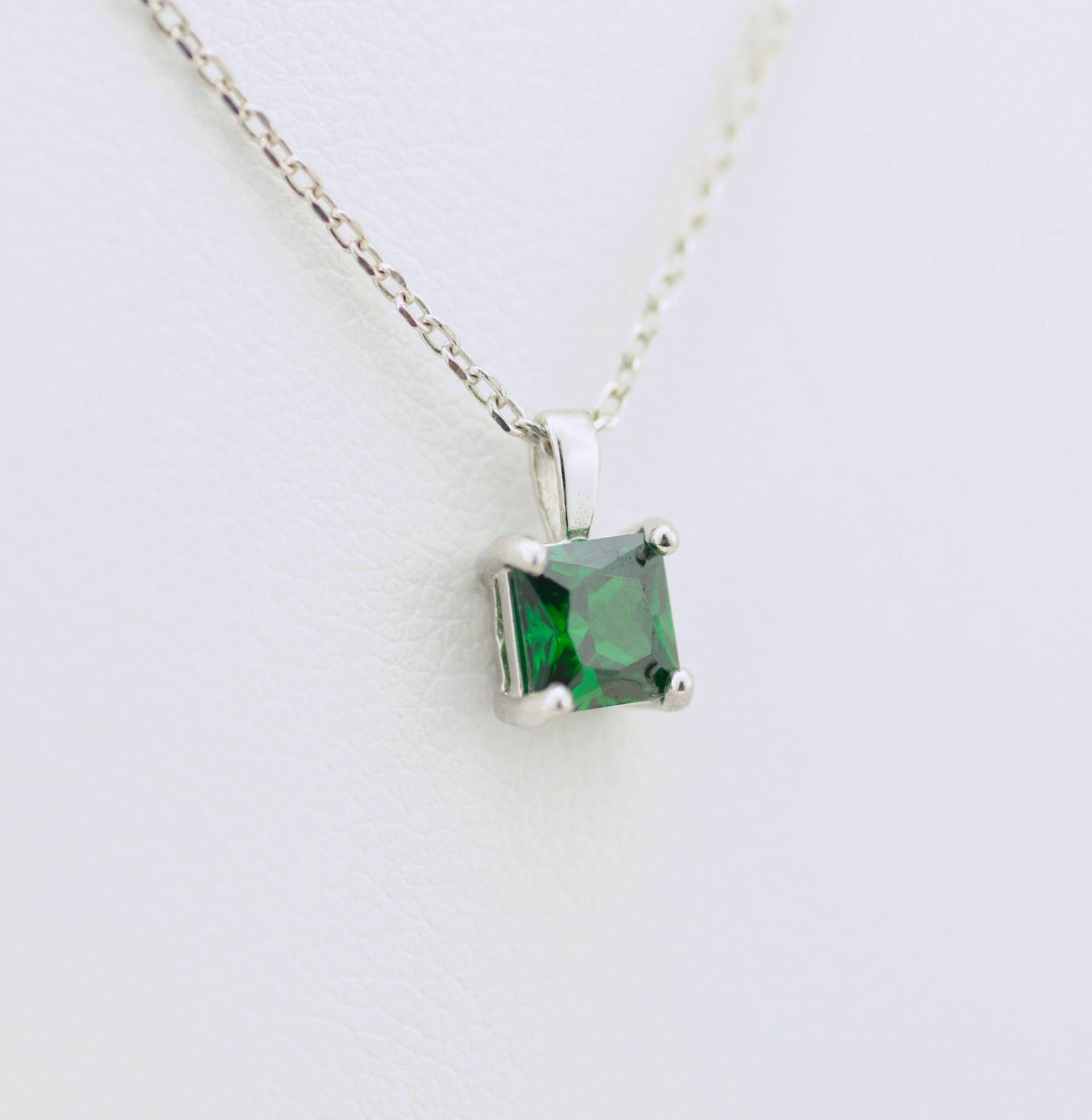 Grüne Smaragd Farbe Zirkon Halskette, Mai Geburtsstein Schmuck, Quadrat Princess Cut Edelstein, 925 Sterling Silber, Geburtstagsgeschenk, Solitär Grüne Smaragd Farbe Zirkon Halskette, Mai Geburtsstein Schmuck, Quadrat Princess Cut Edelstein, 925 Sterling Silber, Geburtstagsgeschenk, Solitär von MiniqueJewelry