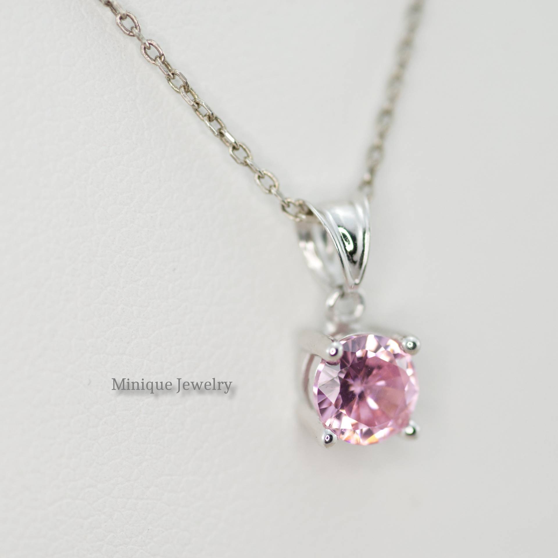 Oktober Birthstone Anhänger, 6mm Runde Solitär Rosa Turmalin Halskette, Minimalistisch, Sterling Silber Brautjungfer Geschenk Oktober Birthstone Anhänger, 6mm Runde Solitär Rosa Turmalin Halskette, Minimalistisch, Sterling Silber Brautjungfer Geschenk von MiniqueJewelry