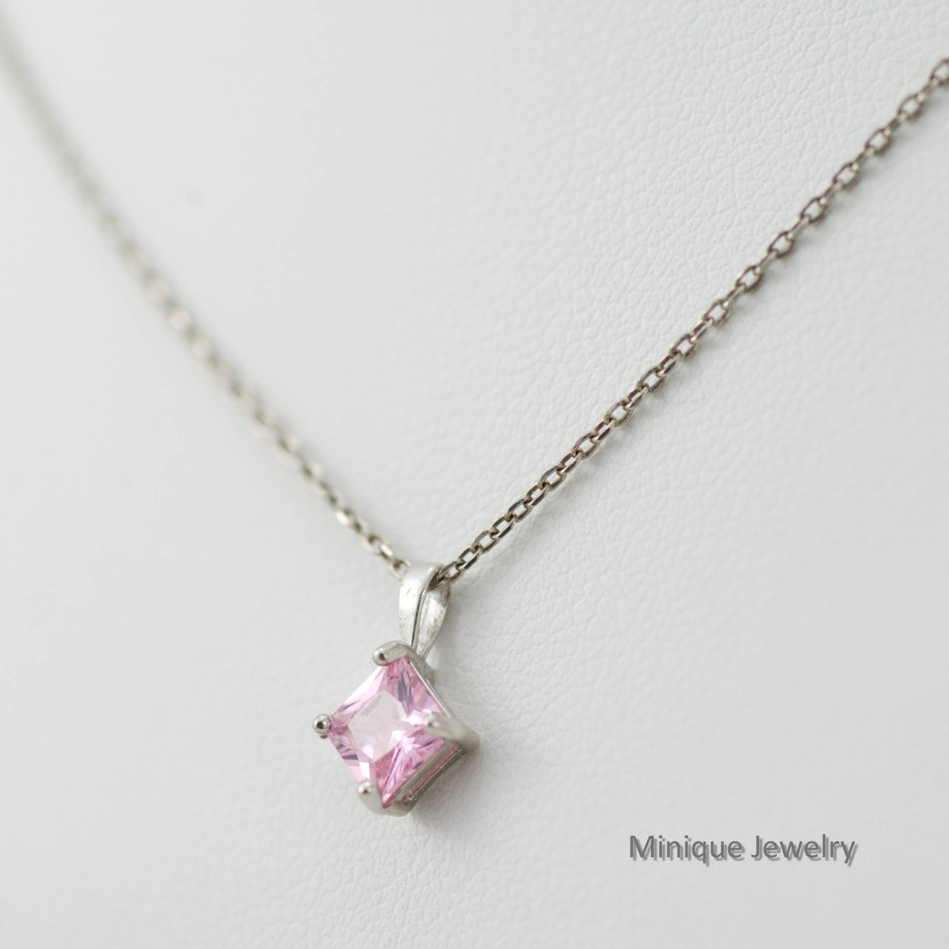 Oktober Rose Rosa Farbe Zirkon Halskette, Birthstone Schmuck, Princess Cut Gem, 925 Sterling Silber, Geburtstagsgeschenk, Solitär Anhänger Oktober Rose Rosa Farbe Zirkon Halskette, Birthstone Schmuck, Princess Cut Gem, 925 Sterling Silber, Geburtstagsgeschenk, Solitär Anhänger von MiniqueJewelry