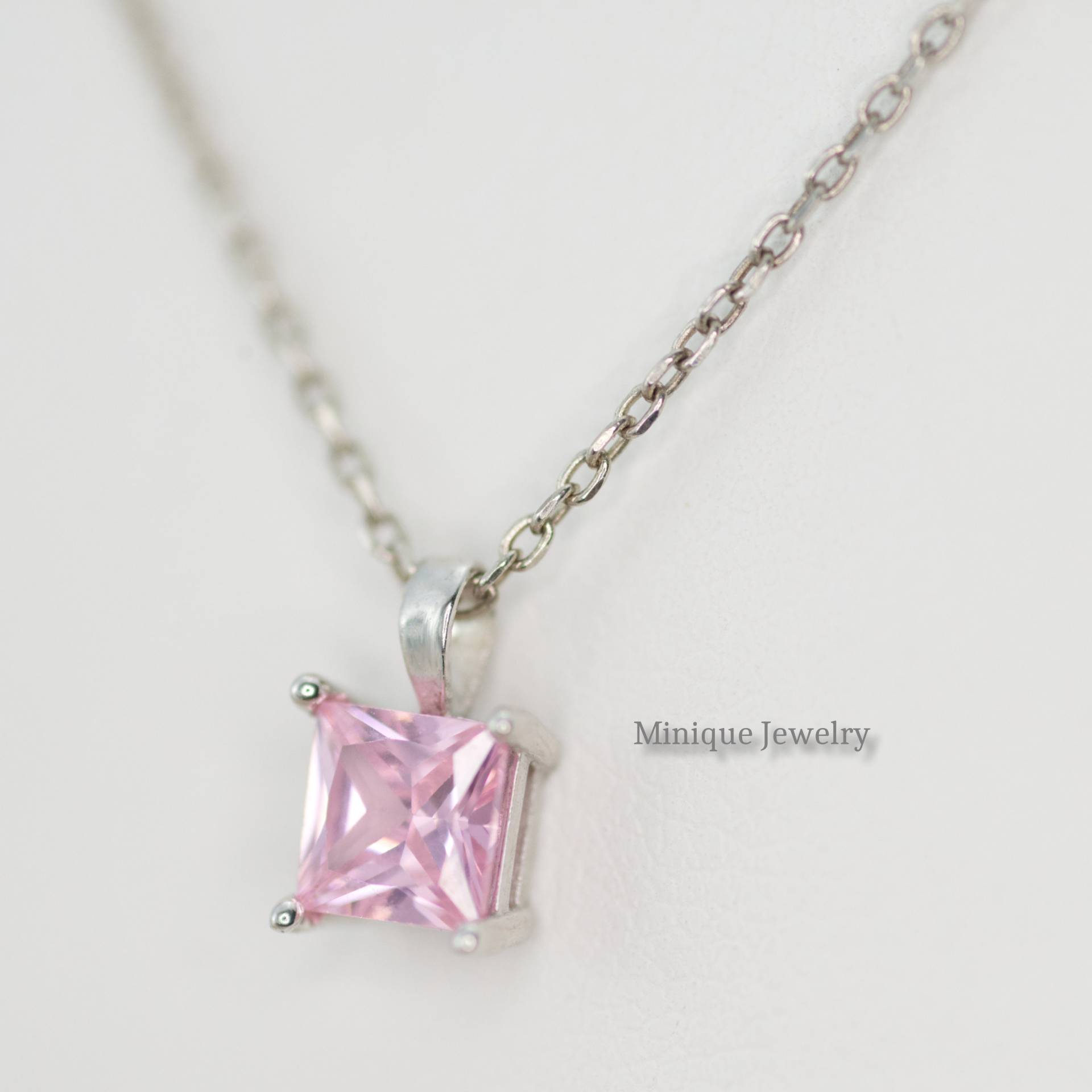 Rosa Turmalin Zirkon Halskette, Oktober Geburtsstein Schmuck, Square Princess Cut Edelstein, 925 Sterling Silber, Geburtstagsgeschenk, Solitär Rosa Turmalin Zirkon Halskette, Oktober Geburtsstein Schmuck, Square Princess Cut Edelstein, 925 Sterling Silber, Geburtstagsgeschenk, Solitär von MiniqueJewelry