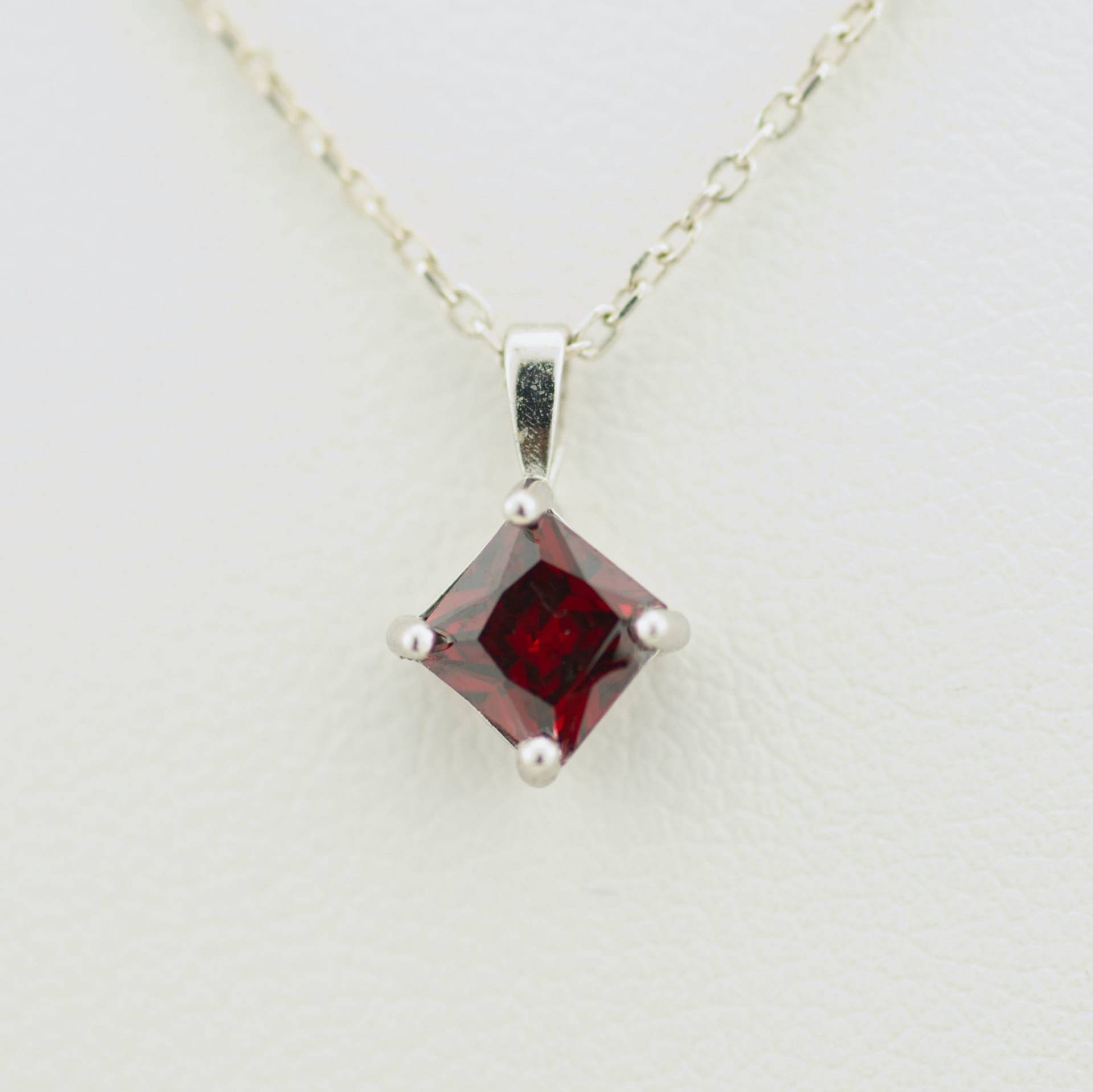Roter Granat Cz Edelstein Halskette, Prinzessin Cut-Square, Januar Geburtsstein Anhänger, Geburtstagsgeschenk, 925 Sterling Silber, Halskette Roter Granat Cz Edelstein Halskette, Prinzessin Cut-Square, Januar Geburtsstein Anhänger, Geburtstagsgeschenk, 925 Sterling Silber, Halskette von MiniqueJewelry