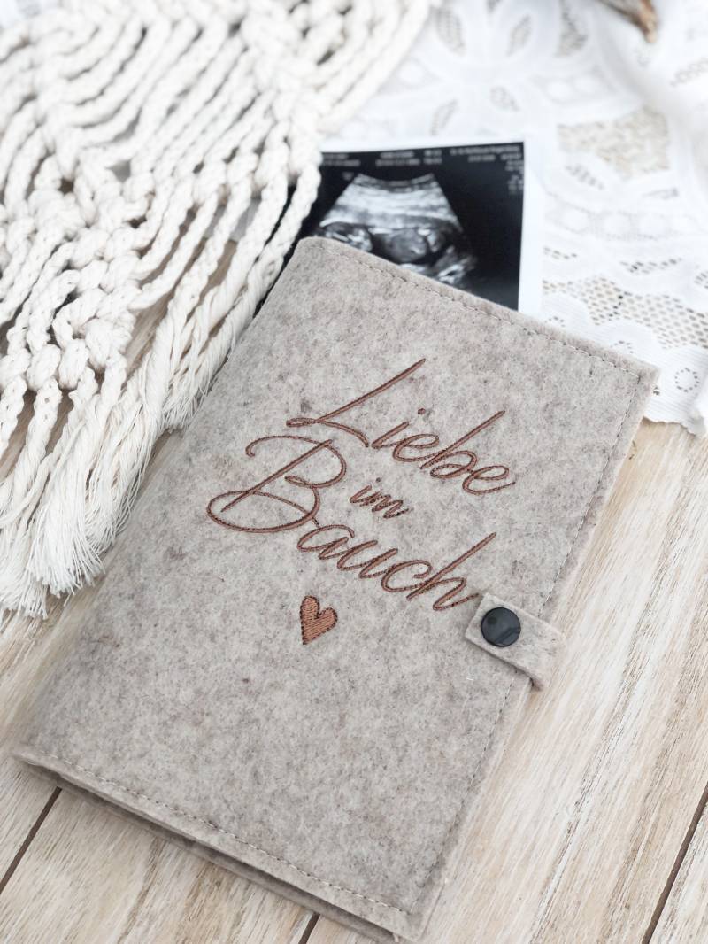 Mutterpasshülle „Liebe Im Bauch" Mutterpasshülle „Liebe Im Bauch" von Minispatz