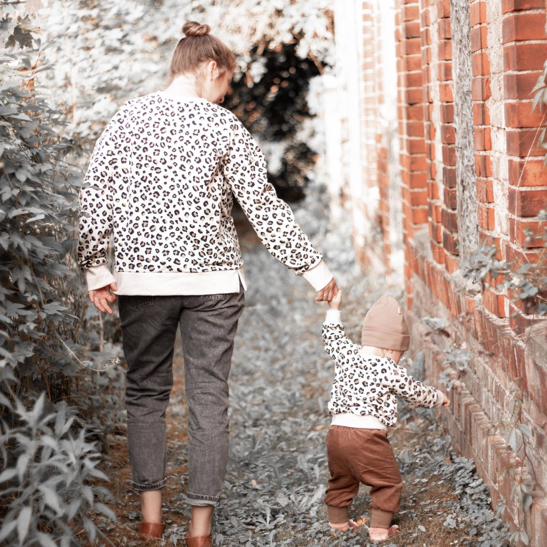 Kinder Pullover Leo Print | Raglan Baby Oversized Sweatshirt Bio Baumwolle Partnerlook Mama & Kind Kinderpulli von Ministorchi