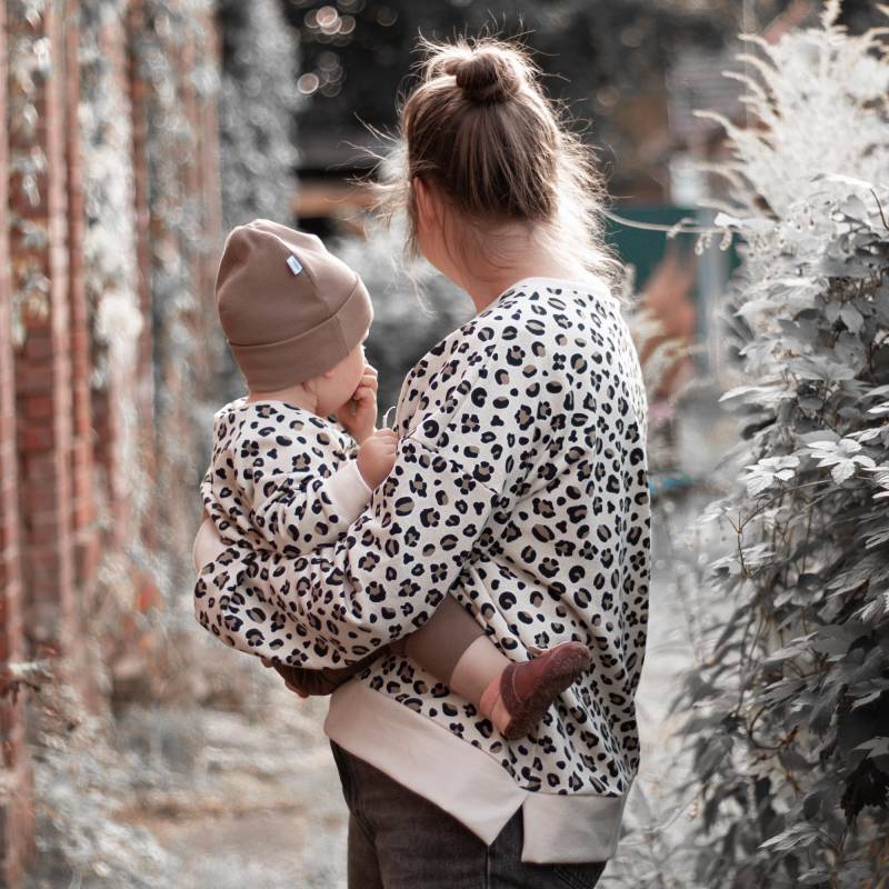 Oversized Damen Sweatshirt Leo Print Beige | Partnerlook Mama & Kind Bio Baumwolle Pullover Mutter Look von Ministorchi