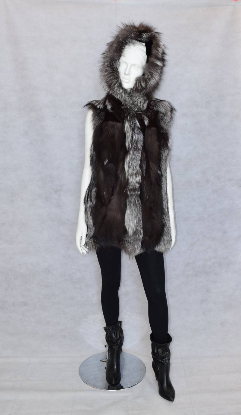 Silberfuchs Pelzweste Mit Kapuze Handgefertigtes Luxus Kleidungsstück von MinkGlamourFur