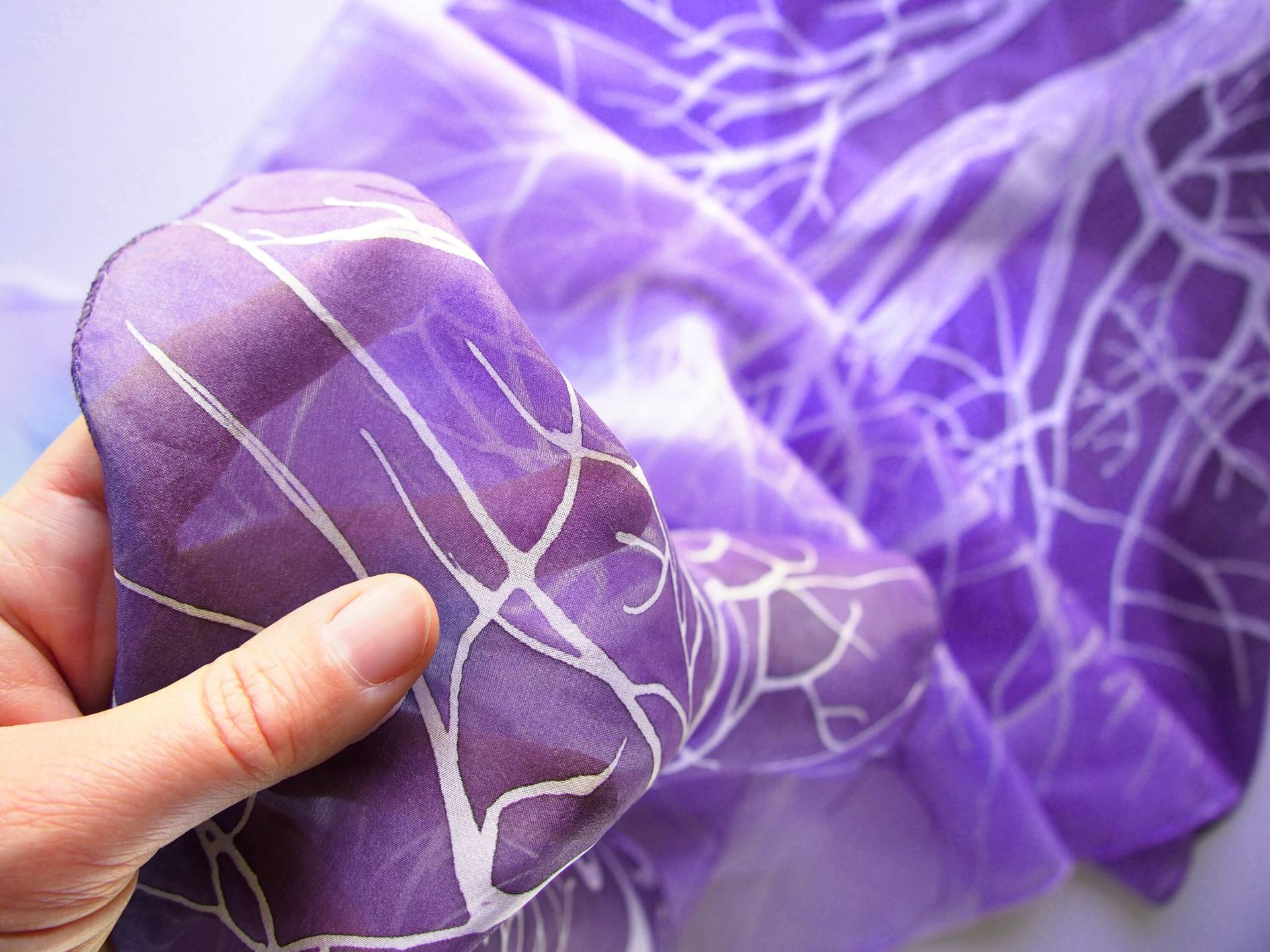 Handbemalte Seidenschal, Creme Mit Weissen Tannenmuster von MinkuLUL