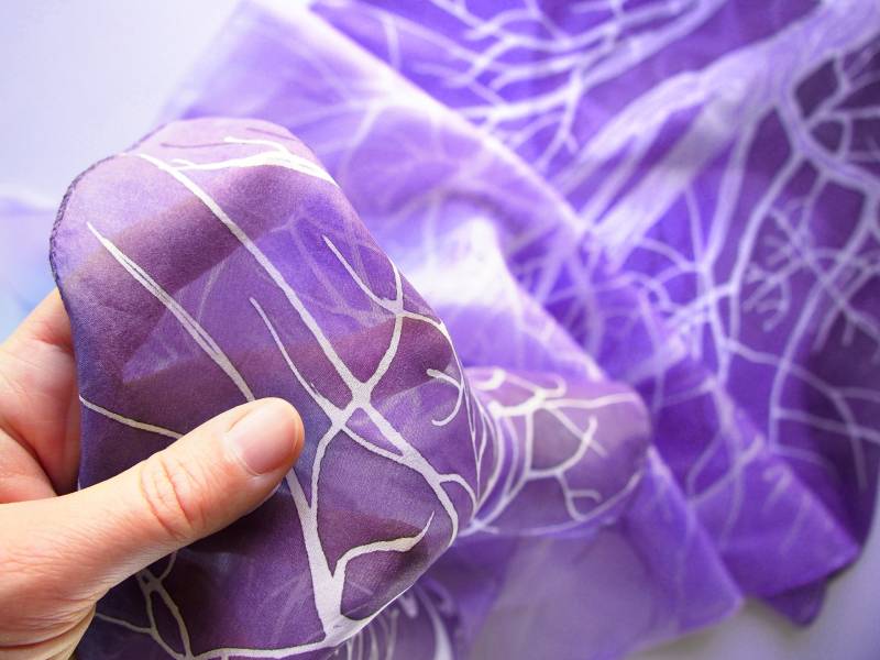 Handbemalte Seidenschal, Creme Mit Weissen Tannenmuster von MinkuLUL