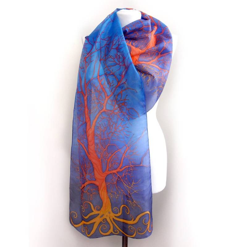 Orange Trees Auf Blauem Tuch, Handgemalt Naturseide Mit Kontrastfarben Gegensätze Ziehen Sich An Designer Schals Die Ein Statement Setzen von MinkuLUL