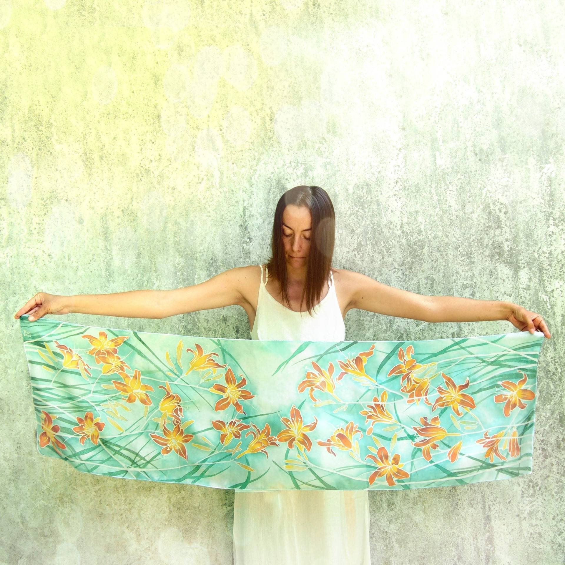 Seidenschal Von Hand Bemalt Taglilien Blumen, Türkis Blumenschals Für Sommergeschenk, Taglilien, Hochzeit Jahrestag Frau Geschenkidee von MinkuLUL