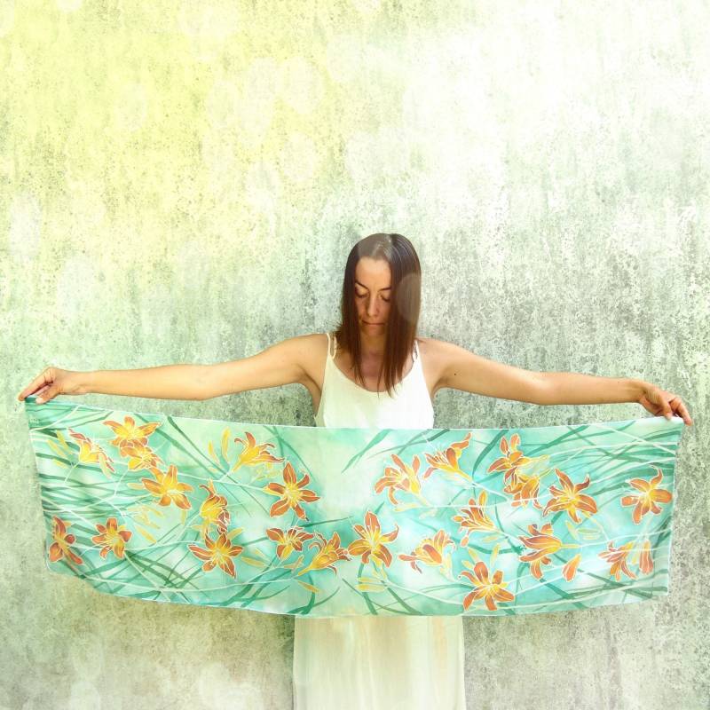 Seidenschal Von Hand Bemalt Taglilien Blumen, Türkis Blumenschals Für Sommergeschenk, Taglilien, Hochzeit Jahrestag Frau Geschenkidee von MinkuLUL