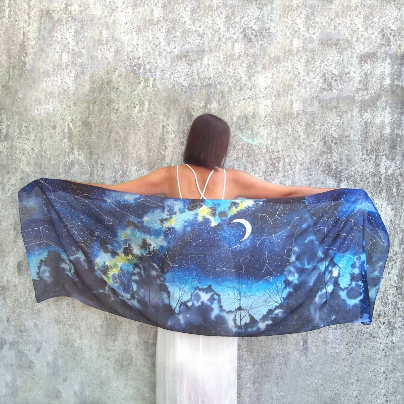Sterne Seidenschal - Große Seide Wickeln Nachthimmel Pareo Tierkreis Zeichen, Milchige Straße Von Hand Auf Gemalt Mond-Design in Dunkelblau von MinkuLUL