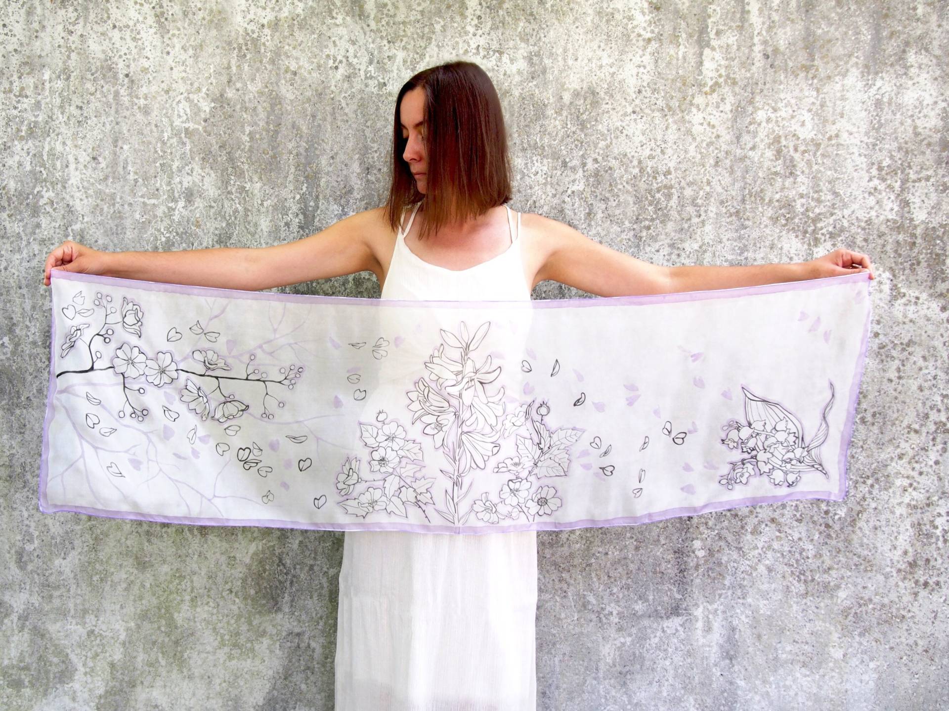 Weißes Seidentuch Mit Frühlingsblumen Lilien, Wildrosen, Maiglöckchen & Kirschblüte. Handbemalt Große Schals Zum Muttertag von MinkuLUL