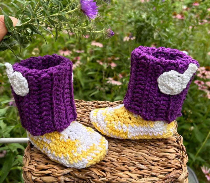 Gehäkelte Minnesota Vikings Baby Booties Leuchtend Flache Hörner Aus 100% Baumwolle von MinnesotaknitsShop
