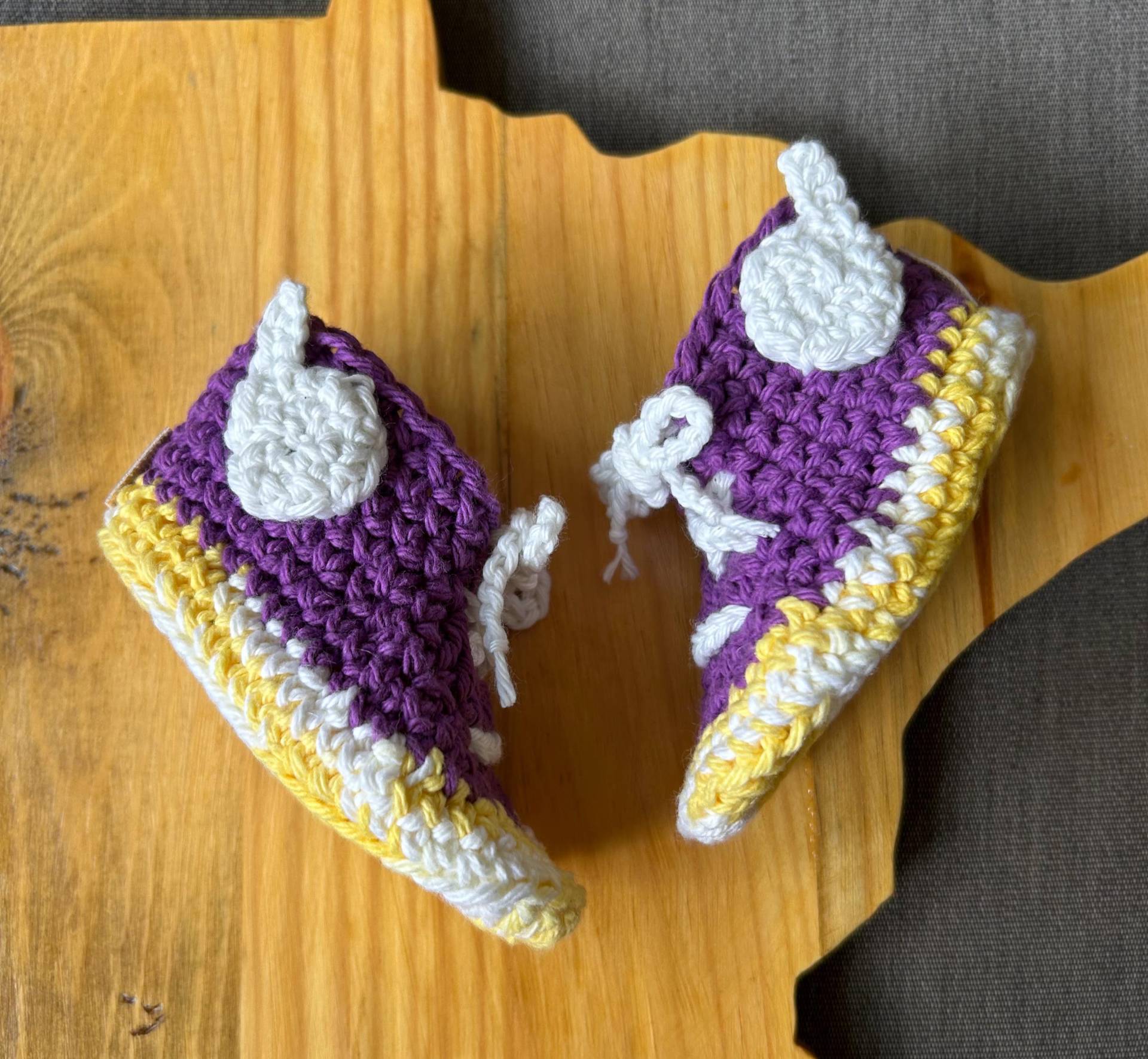 Vikings Häkelschuhe Für Babys Im Dunkeln Leuchtende Hörner Aus Baumwolle - Handmade von MinnesotaknitsShop