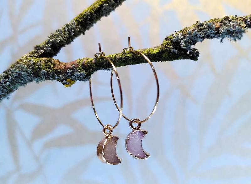 Ausgefallene Goldene Creolen Mit Glitzerndem Mond-Anhänger, Eyecatcher Ohrringe Funkelndem Druzy Mond von MinnieMoonBerlin