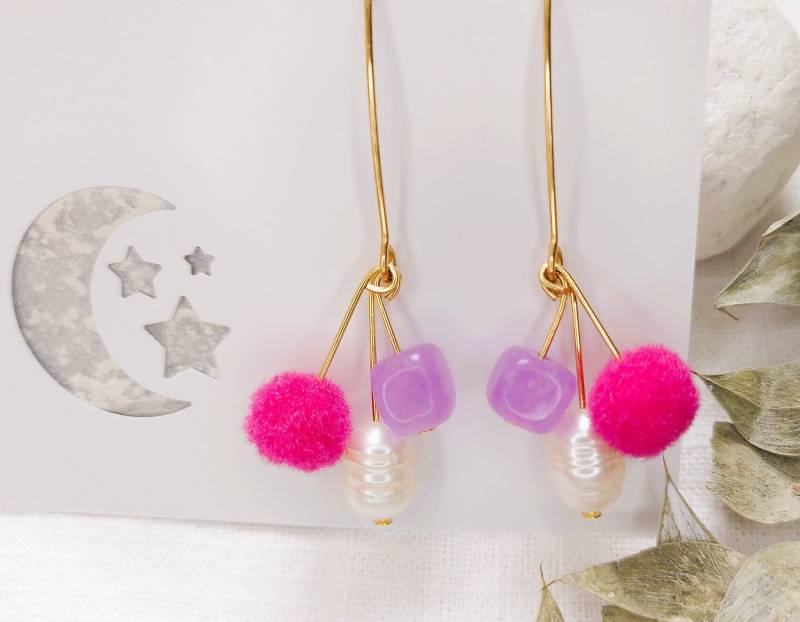 Vergoldete Ohrringe Mit Violettem Würfel Quarz-Edelstein-Anhänger, Süßwasserperle Und Pinker Bommel, Hängeohrringe Materialmix Pom von MinnieMoonBerlin