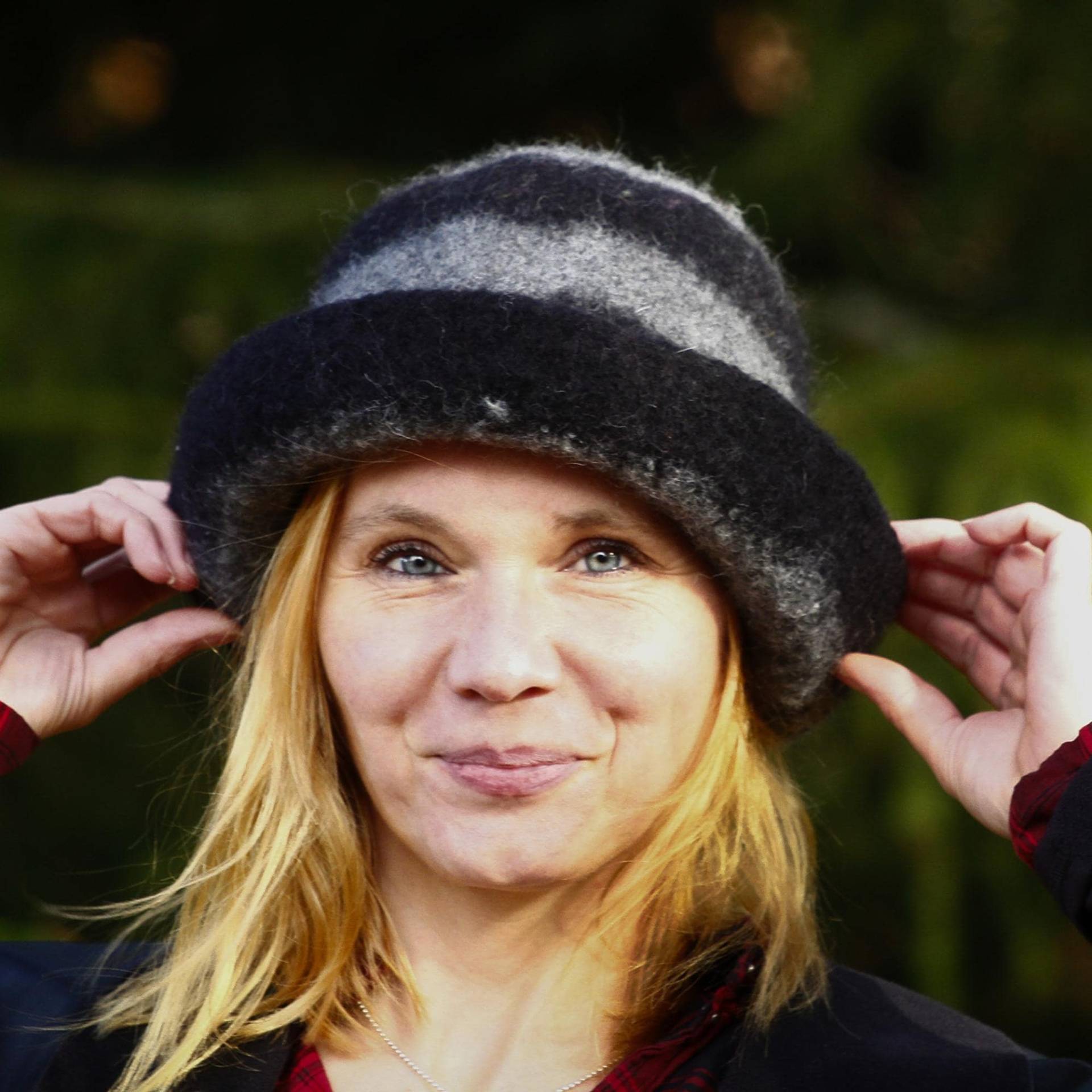 Filzhut Damen Geringelt, Grau-Schwarz, Handarbeit von MinodesignPuschen