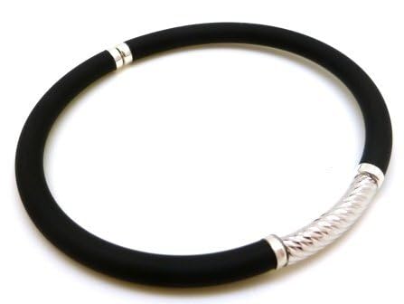 Minoplata Elastisches Armband aus schwarzem Kautschuk und geschnitztem Sterlingsilber von Minoplata