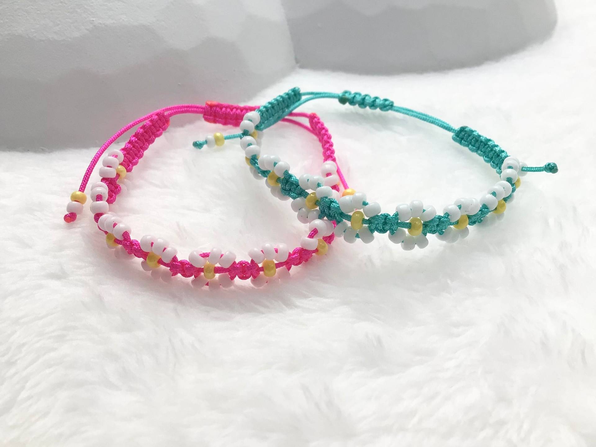 Gänseblümchen Armband, Buntes Makramee Blumen Freundschaftsarmband, Blumenkinder Geschenk, Einschulung von MinordetailsDesigns