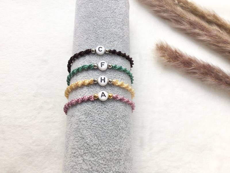 Makramee Armband | Partnerarmband Geschenk Zu Weihnachten Freundschaftsarmband Buchstaben Silber Gold Edelstahl Perlen von MinordetailsDesigns