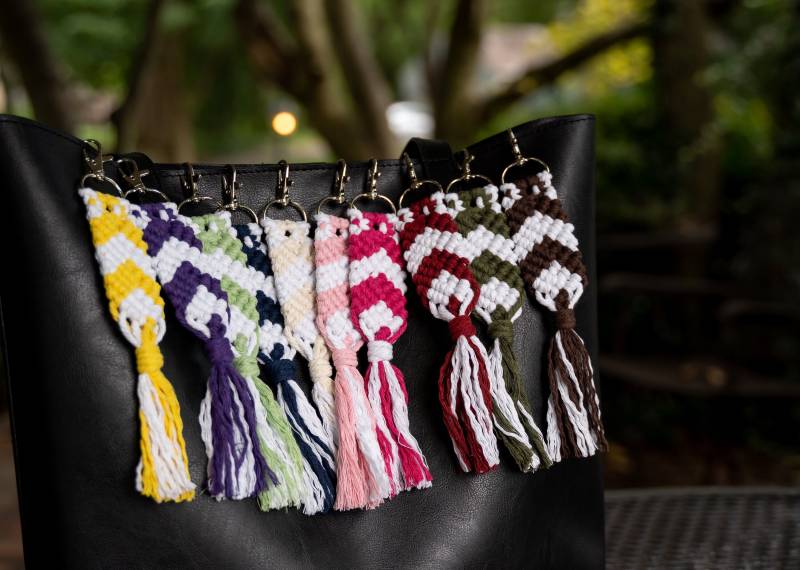 Boho Chic Makramee Schlüsselanhänger - Doppelfarben Diagonal Pfeil Gewebter von MinrootsandStitch
