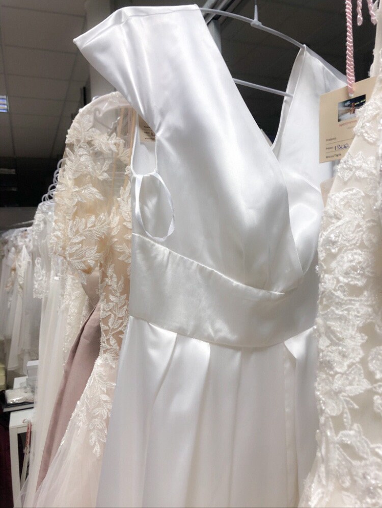 Italienisch Made Zu Measure Satin Brautkleid V-Ausschnitt Mit Seitenschlitz Und Sweep Zug von MintDesign