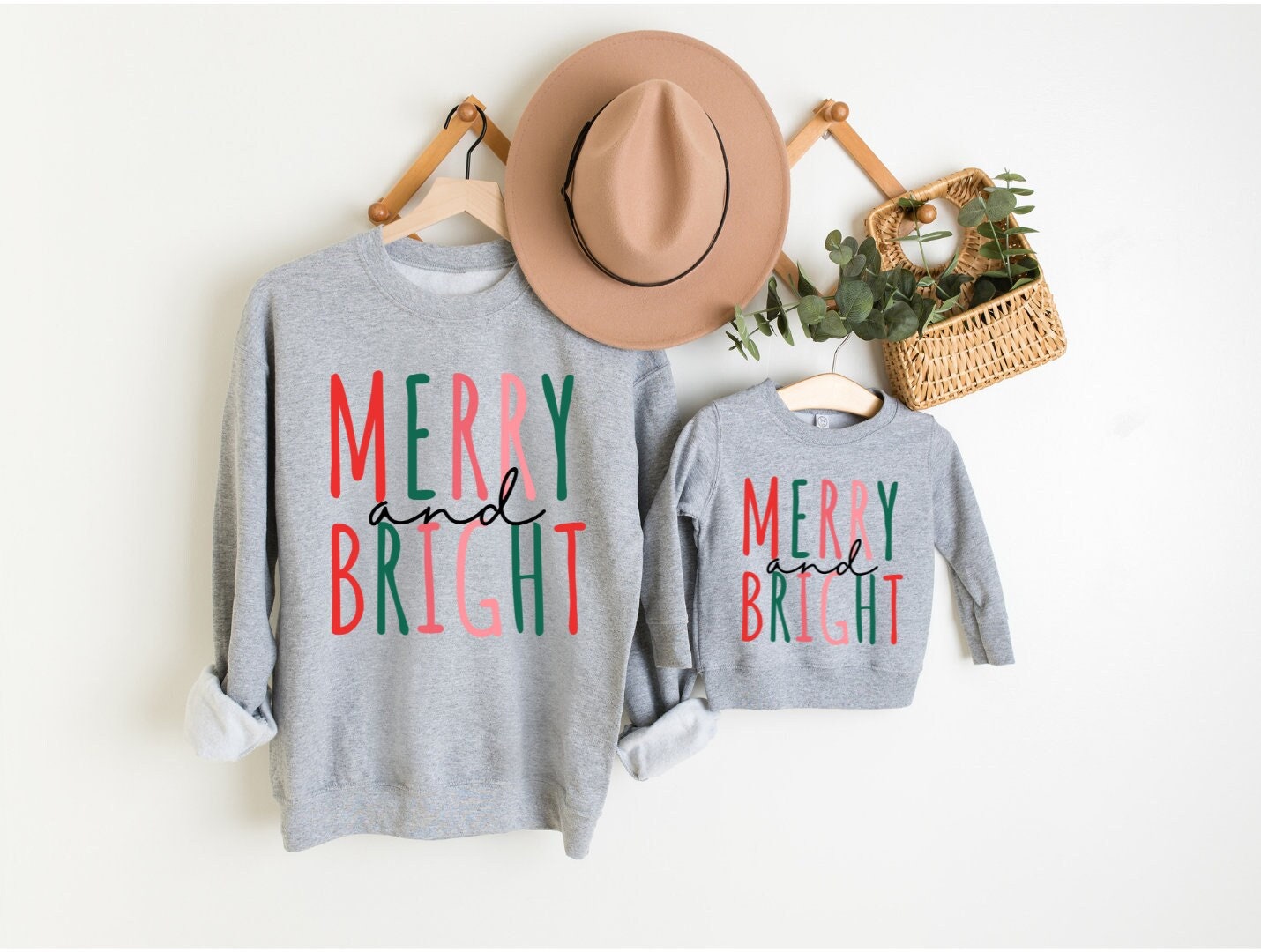 Familien Sweatshirt, Merry & Bright Weihnachtsshirt, Mama Und Ich Kleinkind, Jugend, Erwachsene Sweatshirt von MintTeeApparel