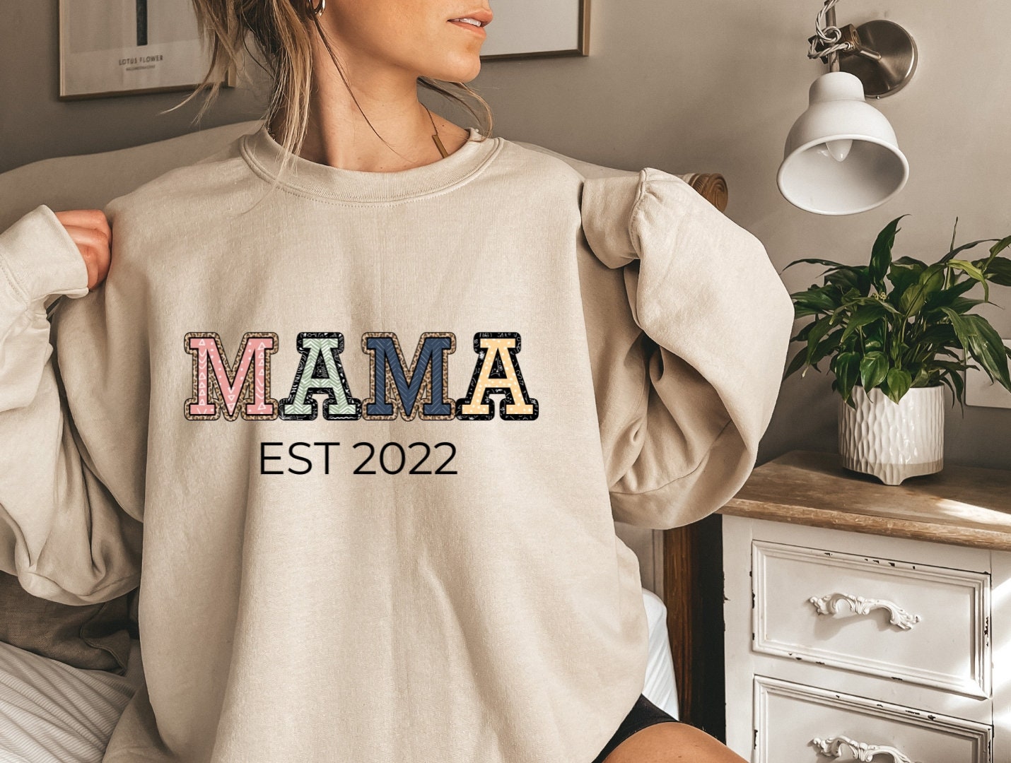 Mama Est Sweatshirt, Gegründet, Custom Year , Personalisierter Sweater New Mom To Be Geschenk Unisex Crewneck Sweatshirt von MintTeeApparel