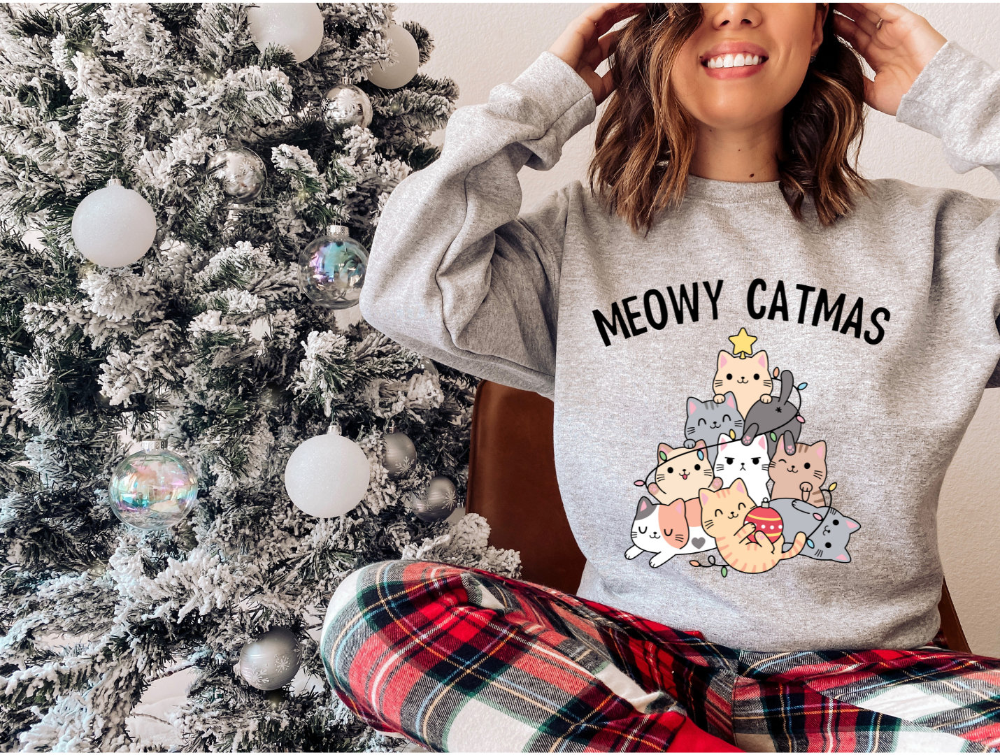 Meowy Catmas Sweatshirt, Süßer Weihnachtspullover, Damen Ugly Christmas Sweater, Weihnachtsshirt, Weihnachtsgeschenk von MintTeeApparel