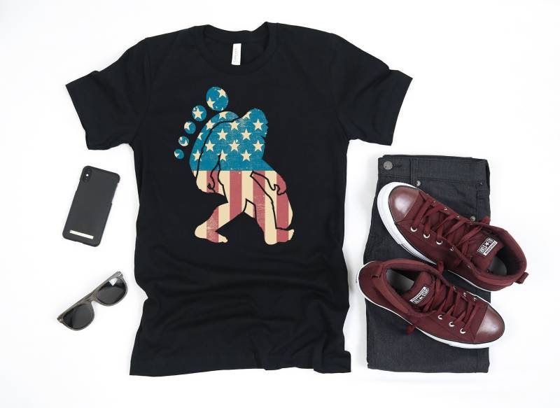 American Flag Bigfoot Shirt | Lustige Sasquatch-Shirt Footprint 4. Juli Geschenk "Merica von MintedFresh