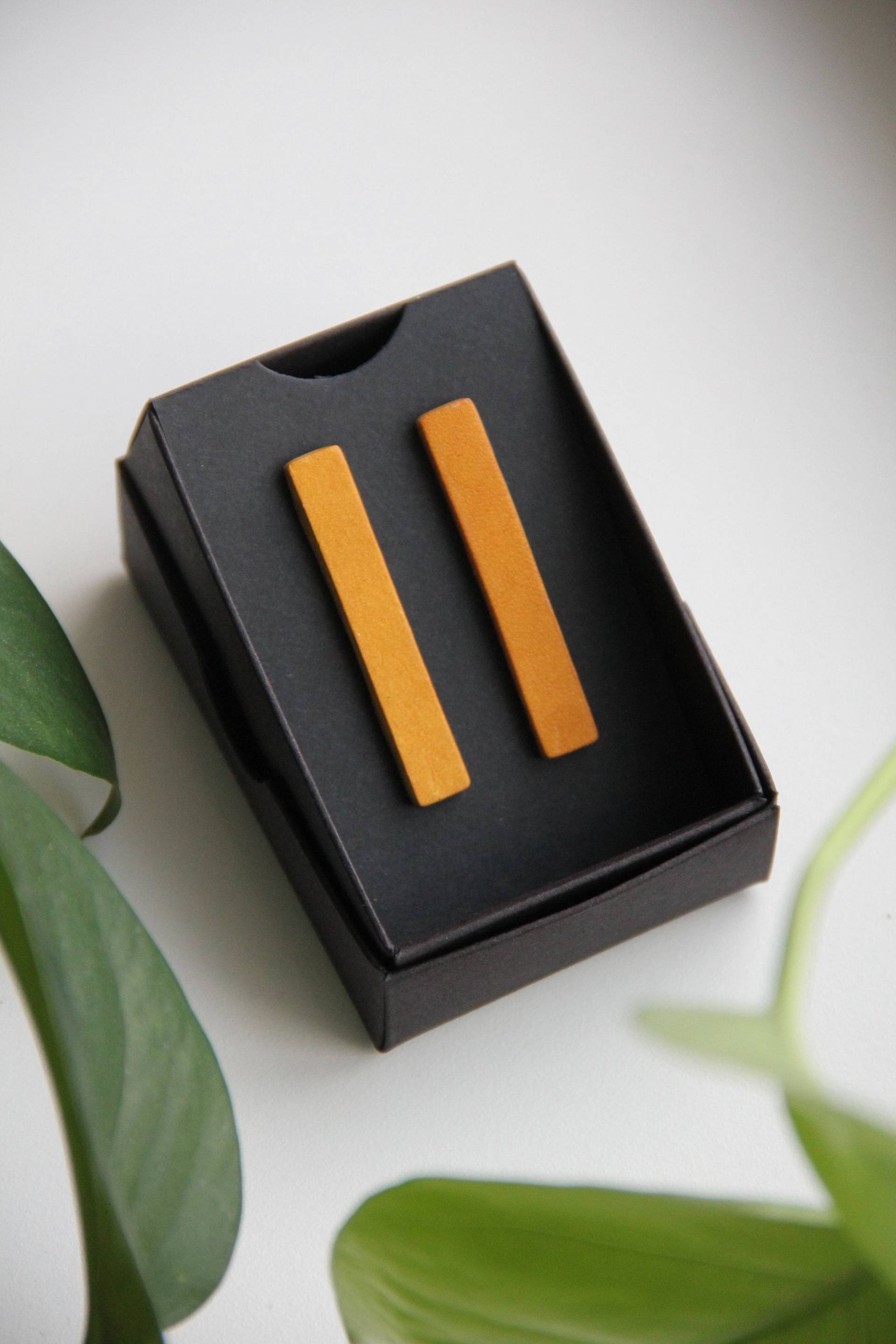 Gelbe Minimal Leder Ohrringe Mit Sterling Silber Posts von MinuMalaJewellery