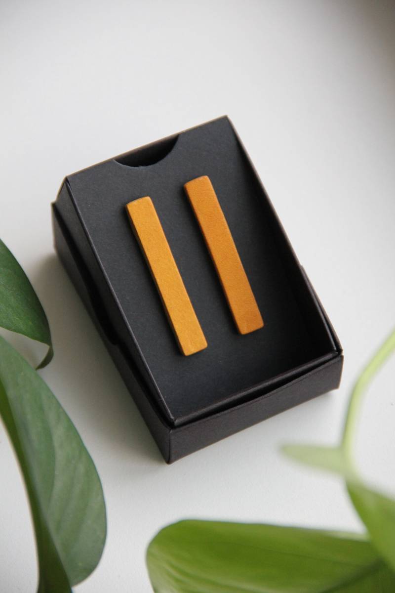 Gelbe Minimal Leder Ohrringe Mit Sterling Silber Posts von MinuMalaJewellery