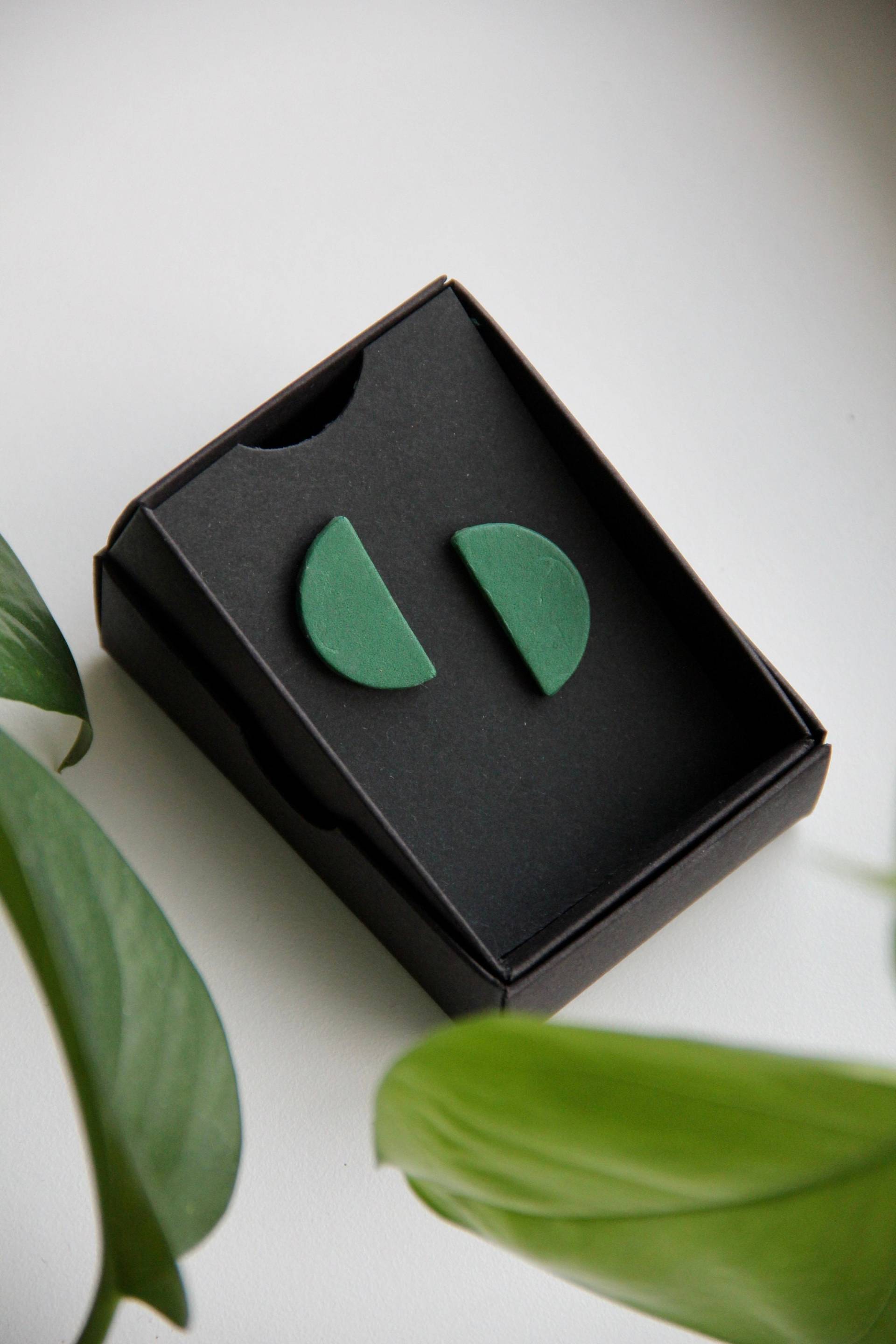 Grüne Lederohrringe Mit 925 Silbernen Pfosten Grüne Lederohrringe Mit 925 Silbernen Pfosten von MinuMalaJewellery