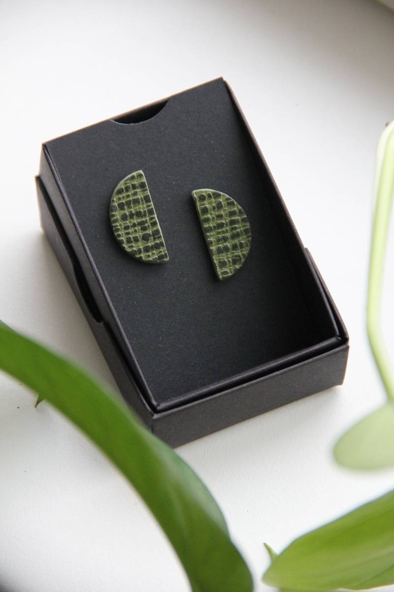Strukturierte Grüne Leder Ohrstecker Mit Sterling Silber Posts Strukturierte Grüne Leder Ohrstecker Mit Sterling Silber Posts von MinuMalaJewellery