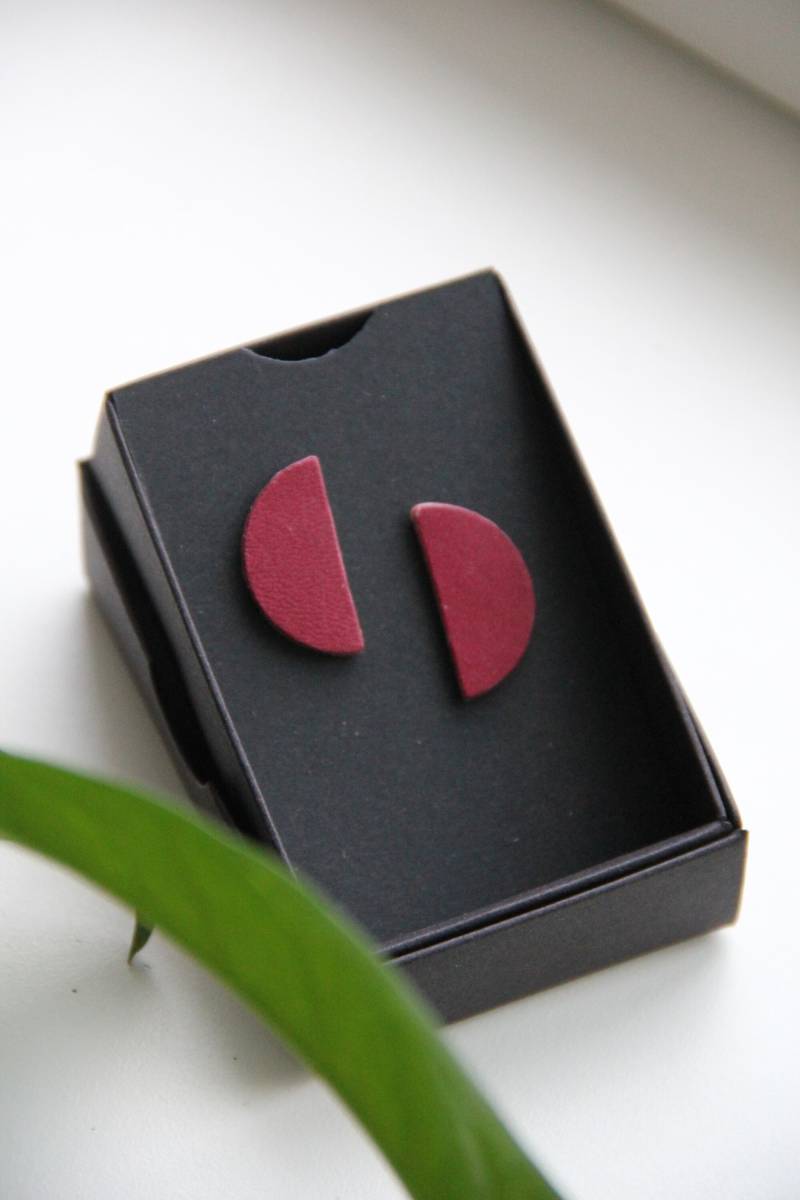 Tiefrote Leder Ohrstecker Minimal Ohrringe Mit Sterling Silber Posts Tiefrote Leder Ohrstecker Minimal Ohrringe Mit Sterling Silber Posts von MinuMalaJewellery