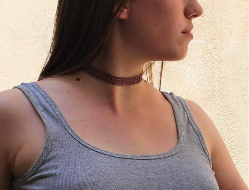 Pflaume Blütenblatt Halsband Pflaume Blütenblatt Halsband von MinutiaeDesign