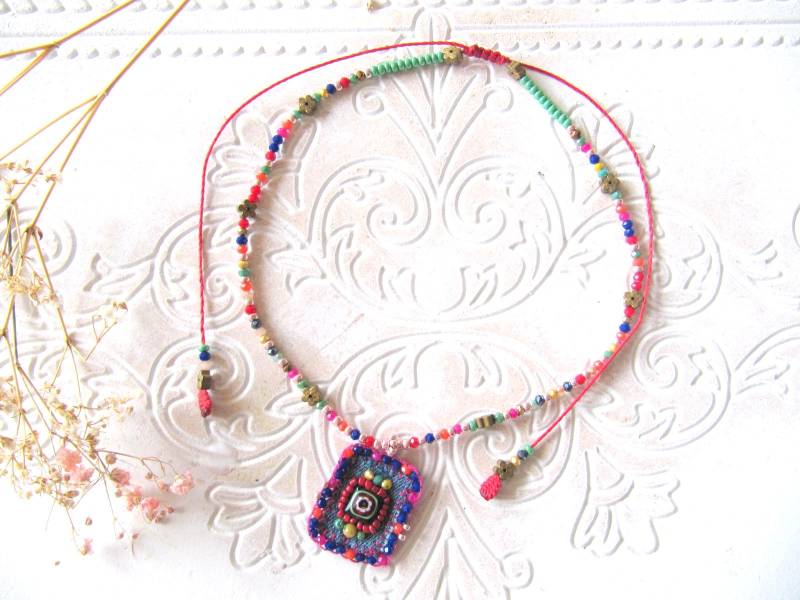 Bunte Perlenhalskette in Boho Style, Hippie Halskette Lang, Bohemian Kette Lang, Bunte Perlen Mit Anhänger, Ibiza Style von MioBolife