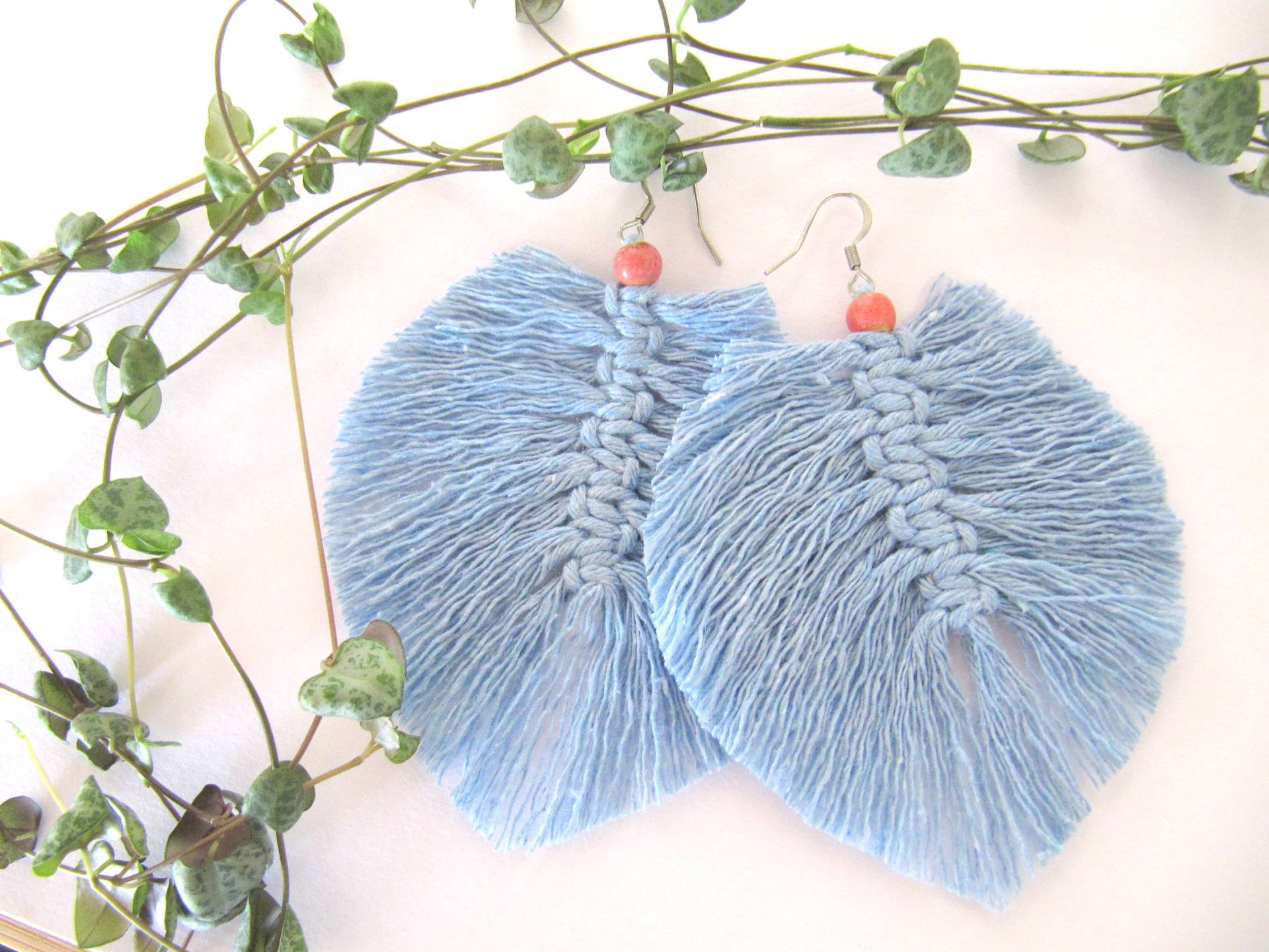 Feder Ohrringe Makramee Boho Statement Baumwolle Blatt, Große Ohrringe, Blaue Mi Keramik Perle von MioBolife